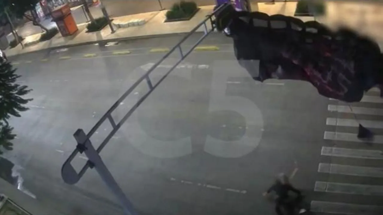 Paracaidista se atora en semáforo de Avenida Balderas, en el centro de la CDMX (Video)