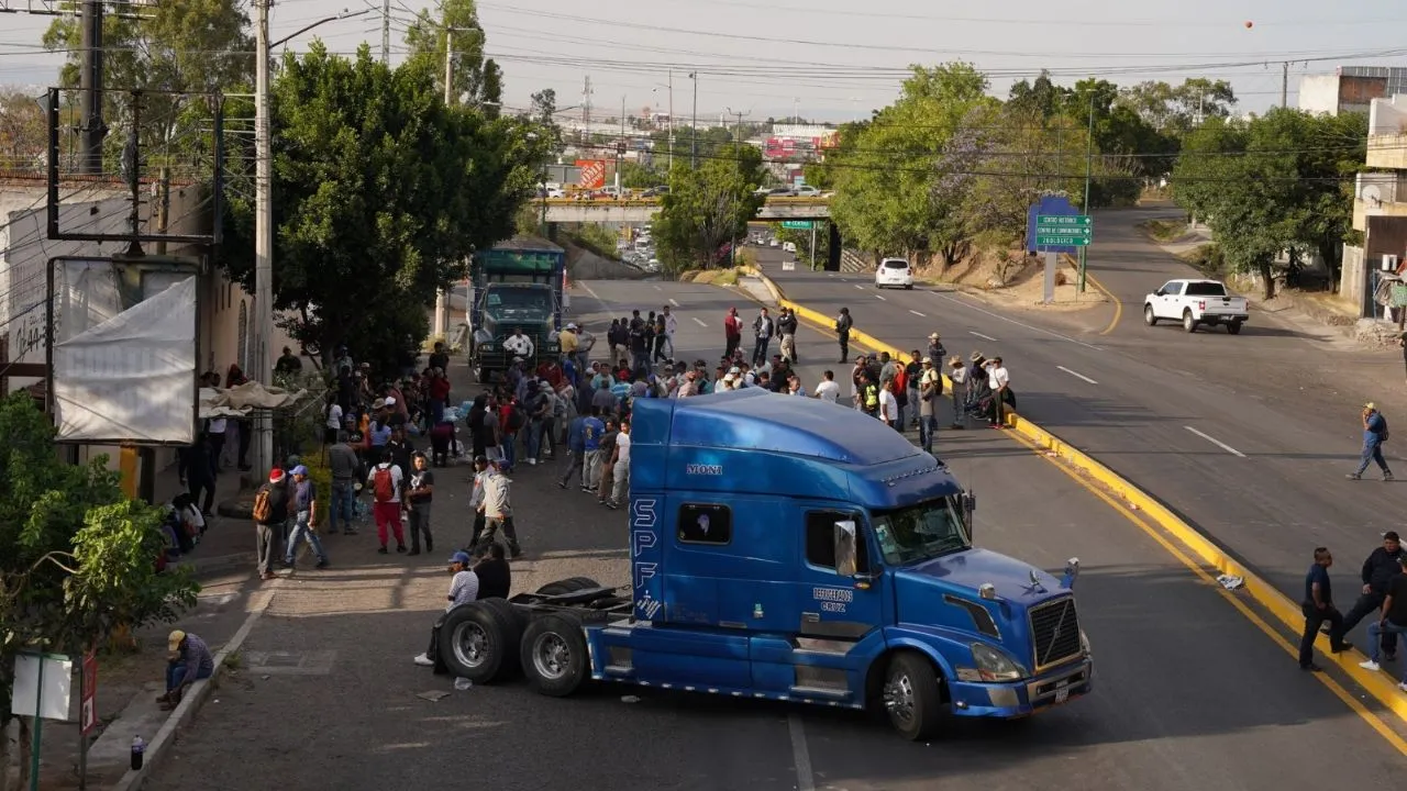 Desaparece normalista de Michoacán; realizan bloqueos para exigir su localización