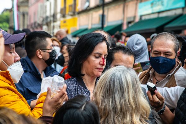 Policía golpea a alcaldesa electa de Álvaro Obregón.