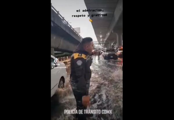 Viralizan a policía de tránsito por su excelente actitud