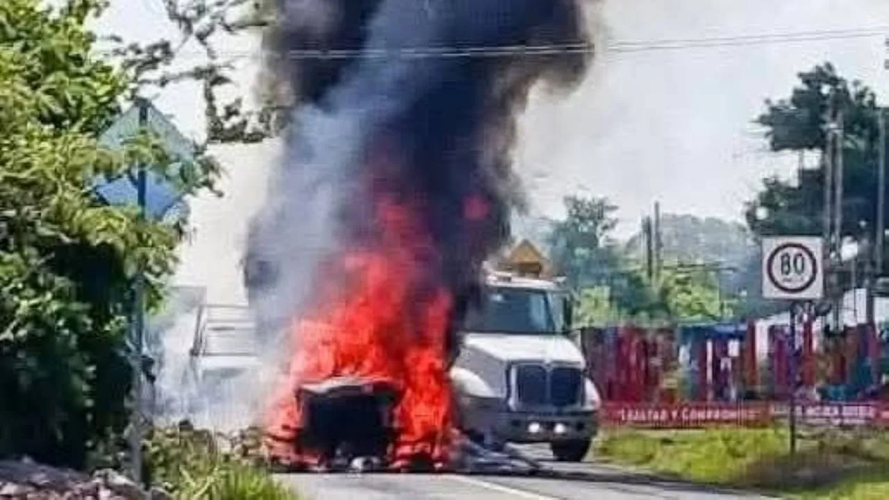 Atacan e incendian camiones de minera en carretera federal Iguala-Teloloapan