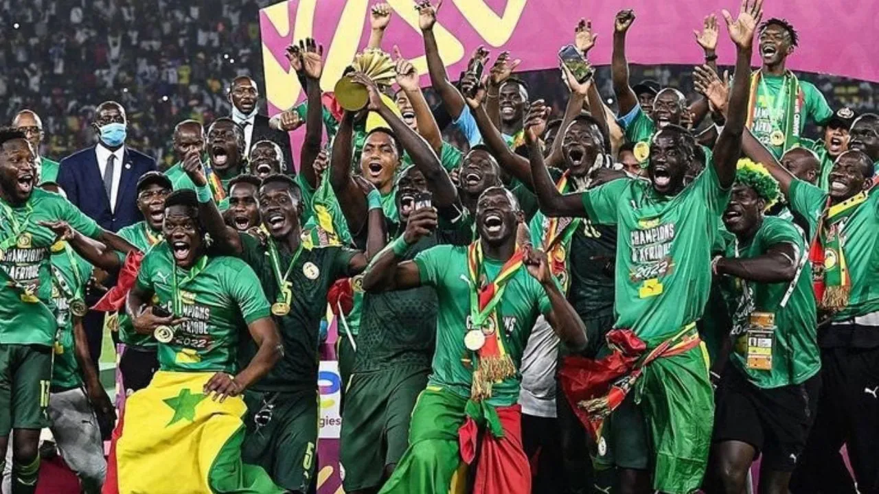 Senegal gana la Copa Africana de Naciones tras una final caótica contra Marruecos (Videos)