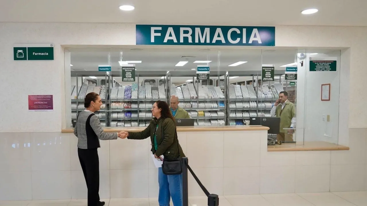 Sheinbaum hace visita sorpresa a hospital del IMSS en medio de quejas por desabasto de medicamentos
