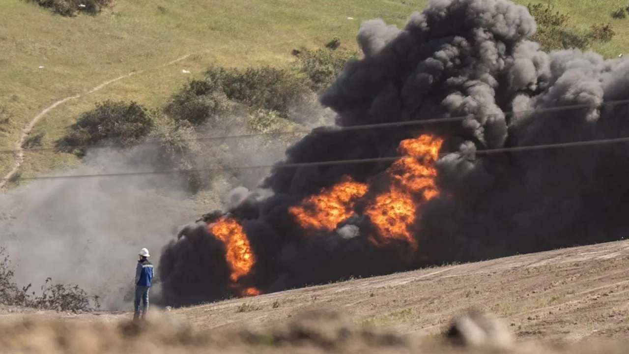 Arde un ducto de Pemex en Playas de Rosarito, Baja California (Video)