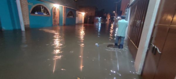 Se desborda rio por lluvias en Xochimilco.
