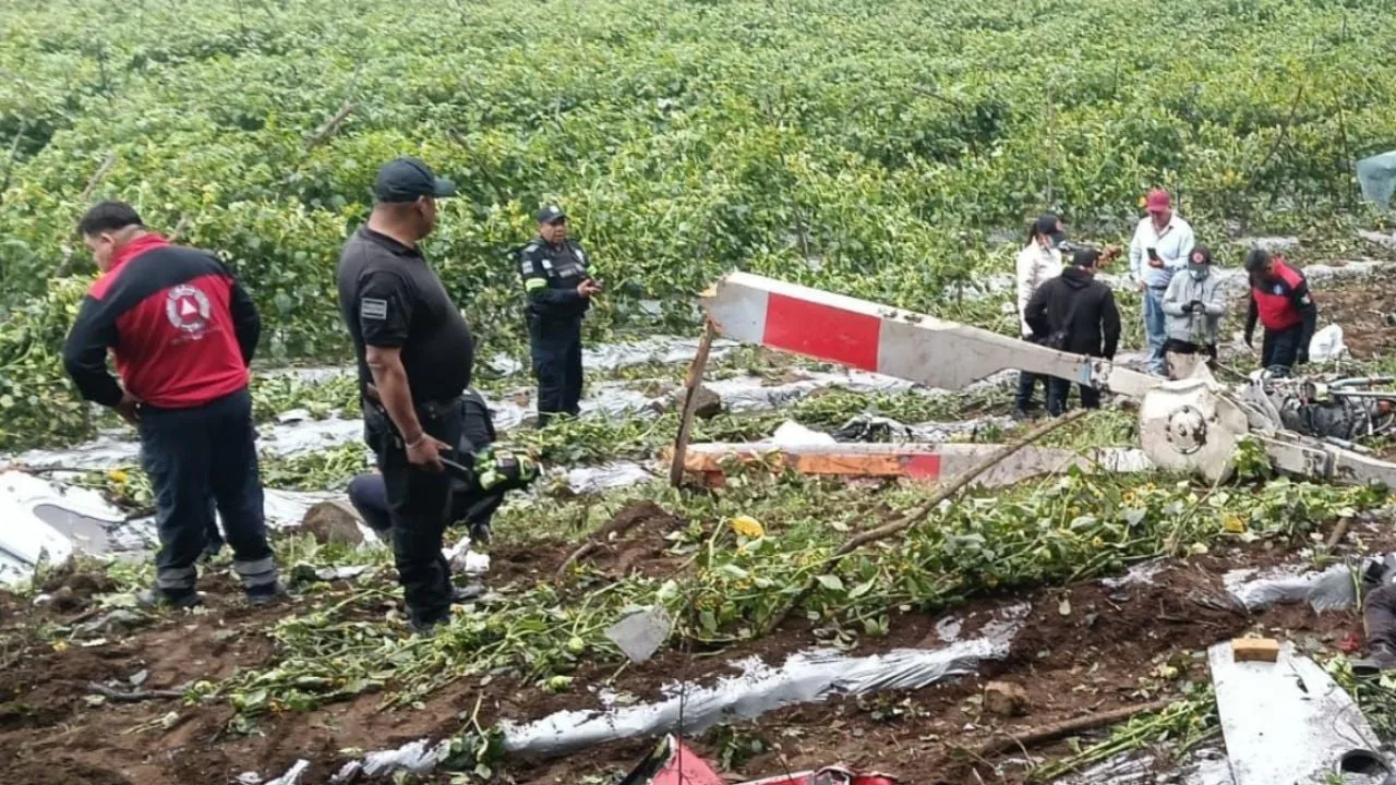Mueren dos personas por desplome de helicóptero en Tepetlixpa