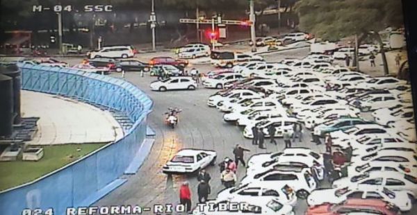 TAXISTAS REALIZAN MEGAMARCHA EN CDMX RUMBO A PALACIO NACIONAL