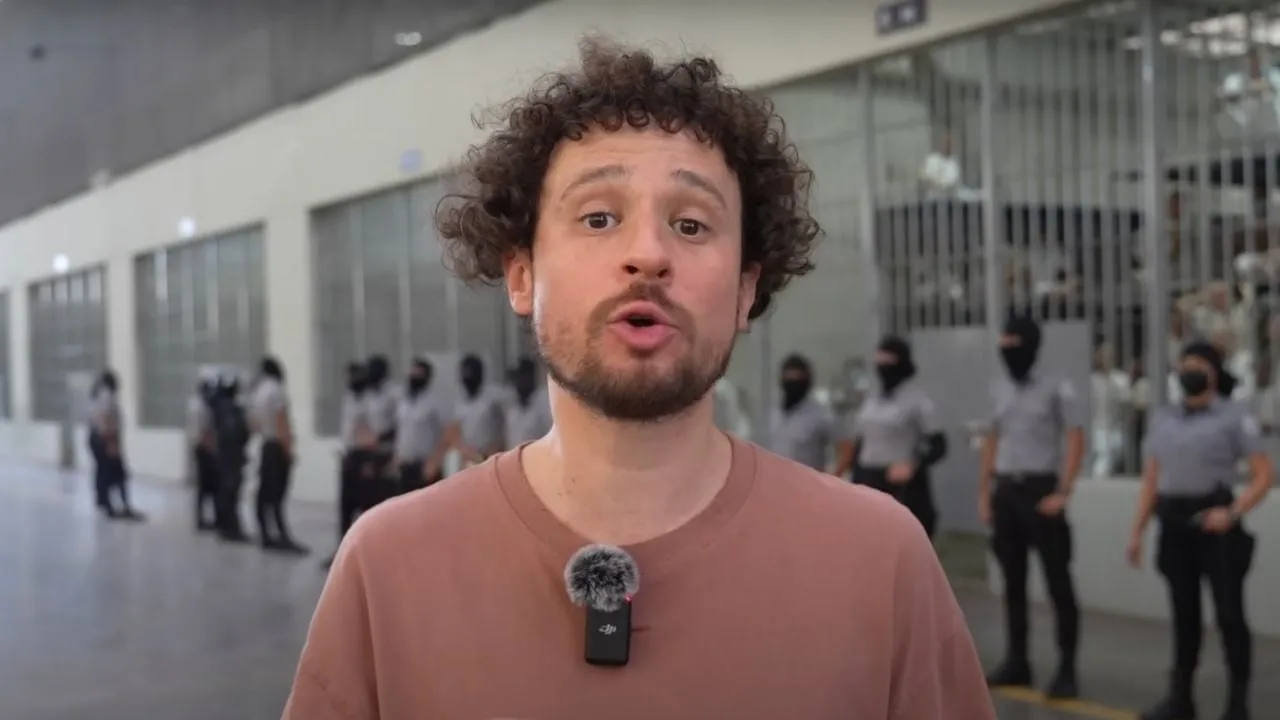 Insultan a Luisito Comunica en la marcha contra la gentrificación en la CDMX (Videos)