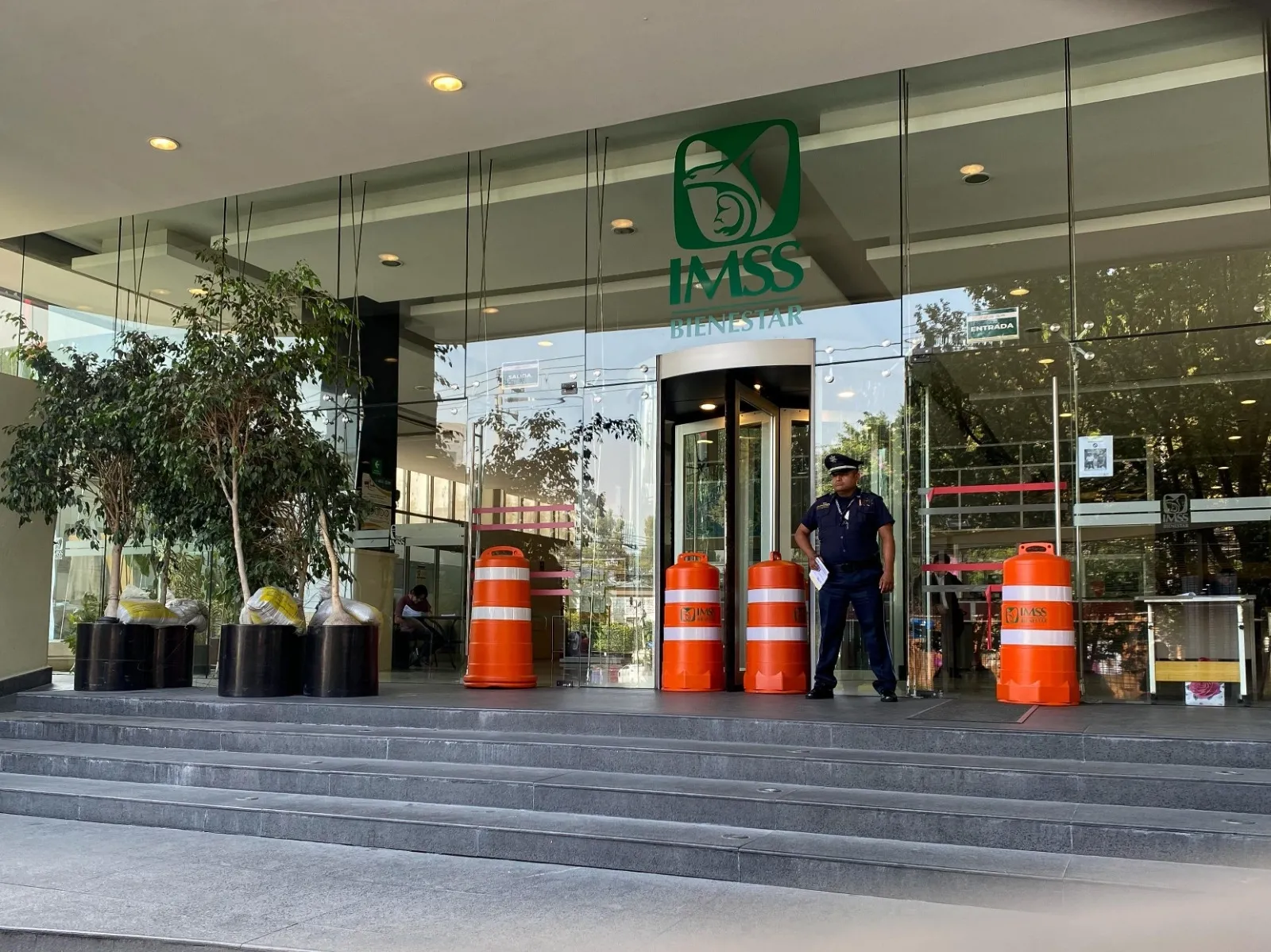 Sheinbaum: antes de fin de año se pagarán adeudos a trabajadores transferidos a IMSS-Bienestar