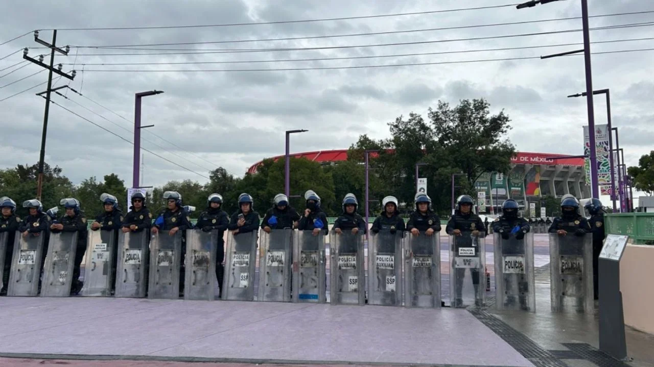 Marcha la CNTE por Calzada de Tlalpan rumbo al Estadio Ciudad de México previo al Mundial