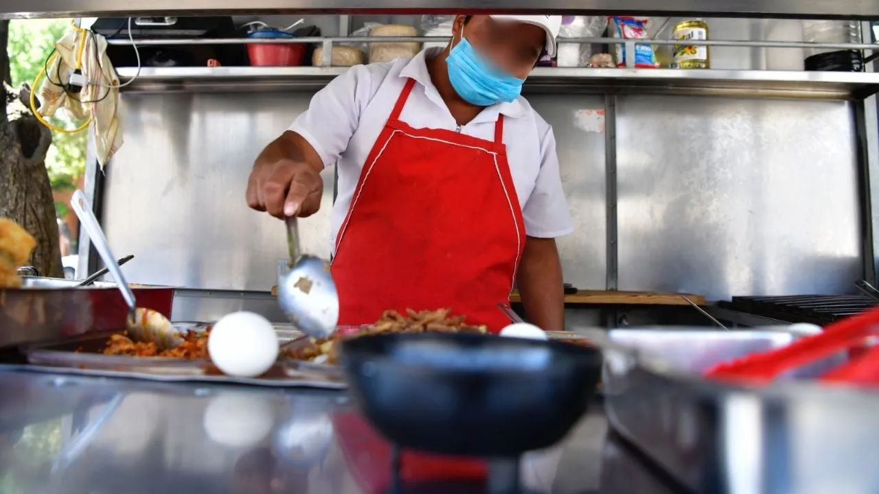 Encuentran bacterias fecales en salsas de puestos cercanos al Metro de la CDMX