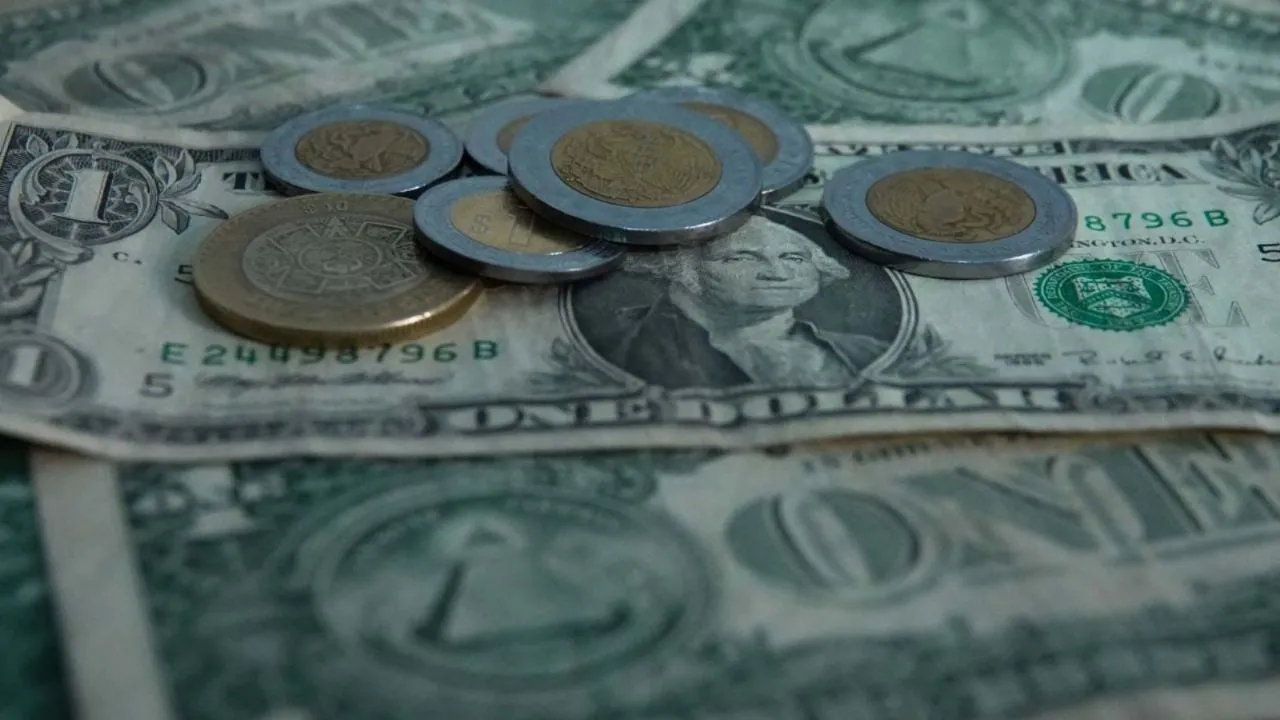 Peso retrocede por el dólar fortalecido; se ubica en 19.28