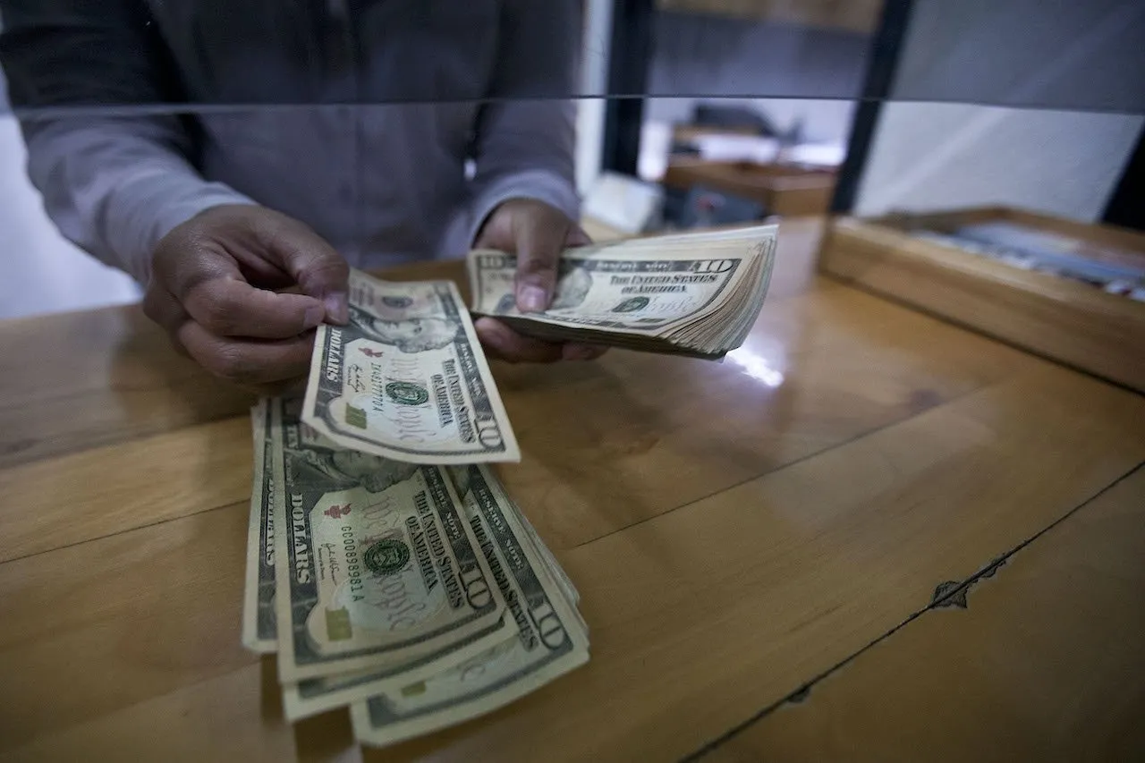 Por amenaza de aranceles, el dólar llega a los 20.83 pesos, su máximo nivel en el año