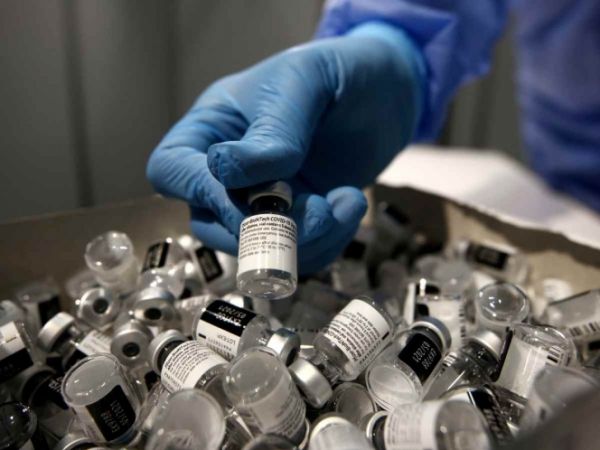 Pfizer denuncia venta de vacunas falsas en México.