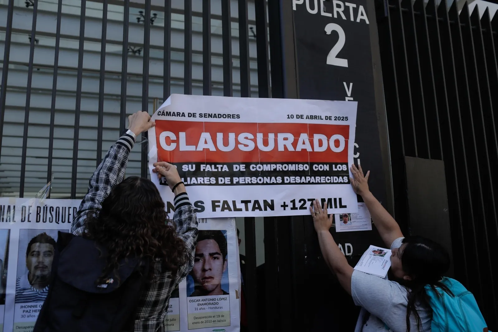 Familiares de desaparecidos “clausuran” el Senado, “una institución que no sirve”