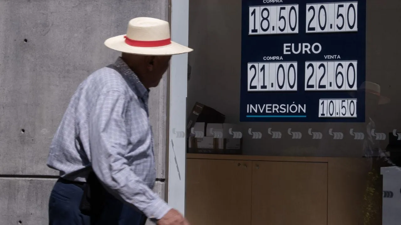 Arancel al cobre y rebrote del gusano barrenador impactan al peso; se cotiza en 18.65 por dólar