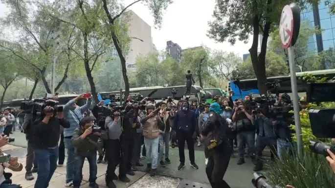 Estudiantes de Ayotzinapa lanzan petardos al Senado