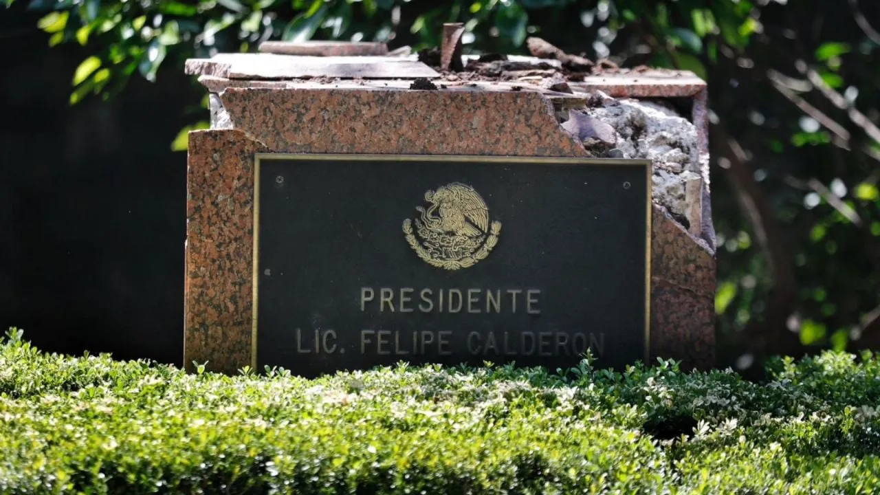 Árbol derriba la estatua de Felipe Calderón en Los Pinos