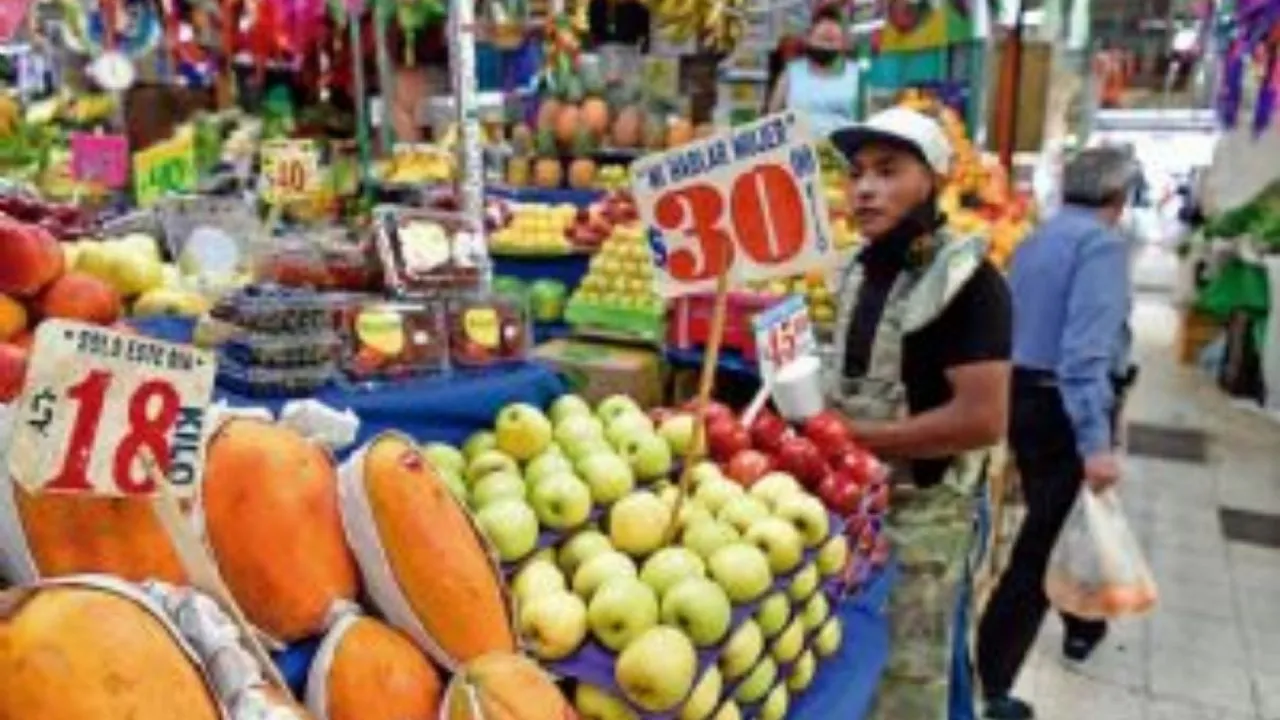 Peso pierde tras datos de inflación en México