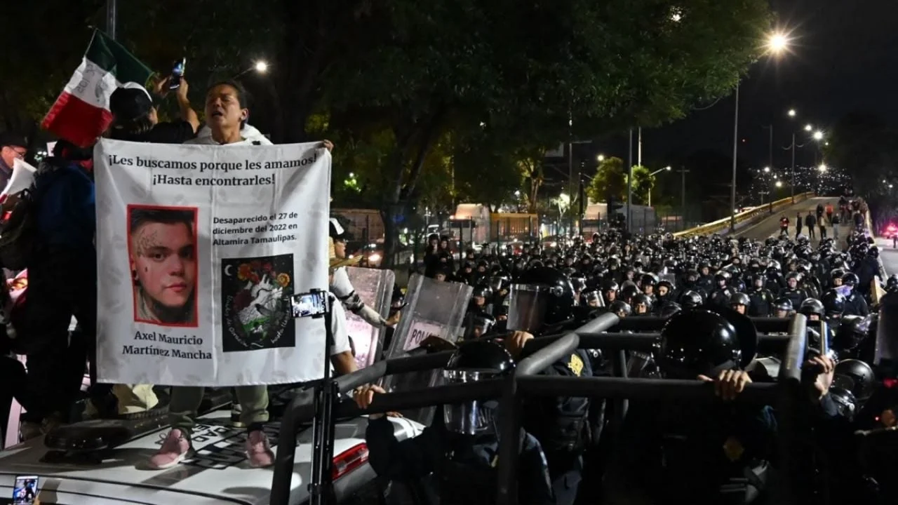 César Cravioto huye entre empujones e insultos de familiares de desaparecidos (Videos)