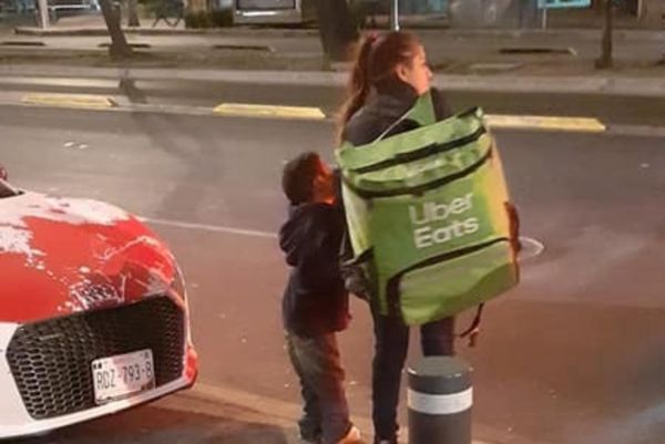 Mujeres ganan menos y sufren acoso repartiendo en Uber y Diddi 