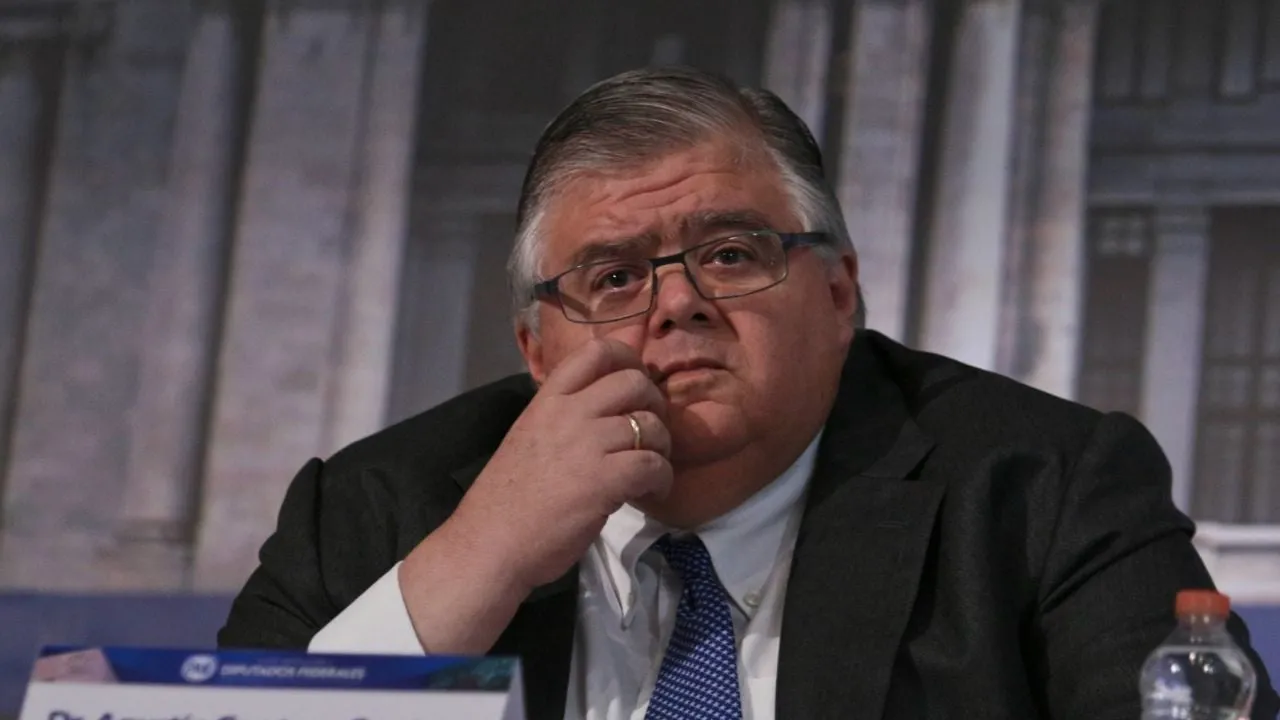 Carstens vuelve a México y calla en medio de cuestionamientos a Banxico y acusaciones de narcolavado
