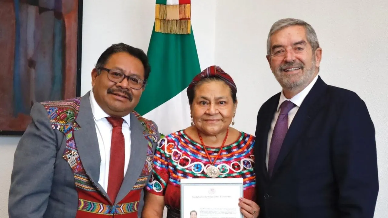 Rigoberta Menchú, premio Nobel de la Paz, recibe la nacionalidad mexicana