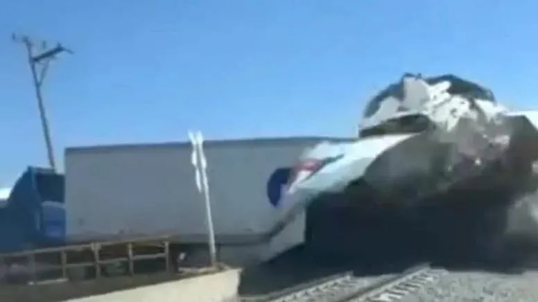 Tren embiste y parte en dos a tráiler que quedó atrapado entre las vías en León (Video)