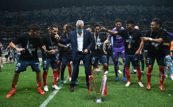 Rayados festeja triunfo con un conocido baile de rodeo