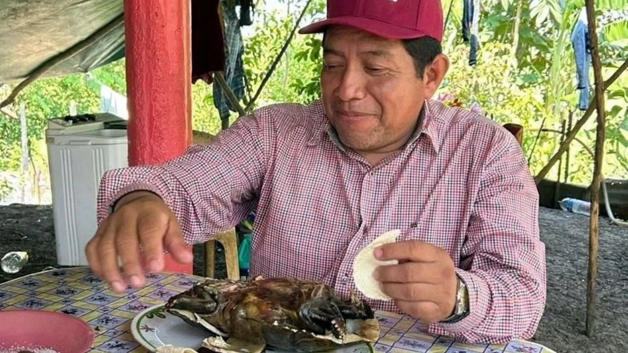 Dirigente de Morena en Tabasco es exhibido comiendo tortuga protegida por ley
