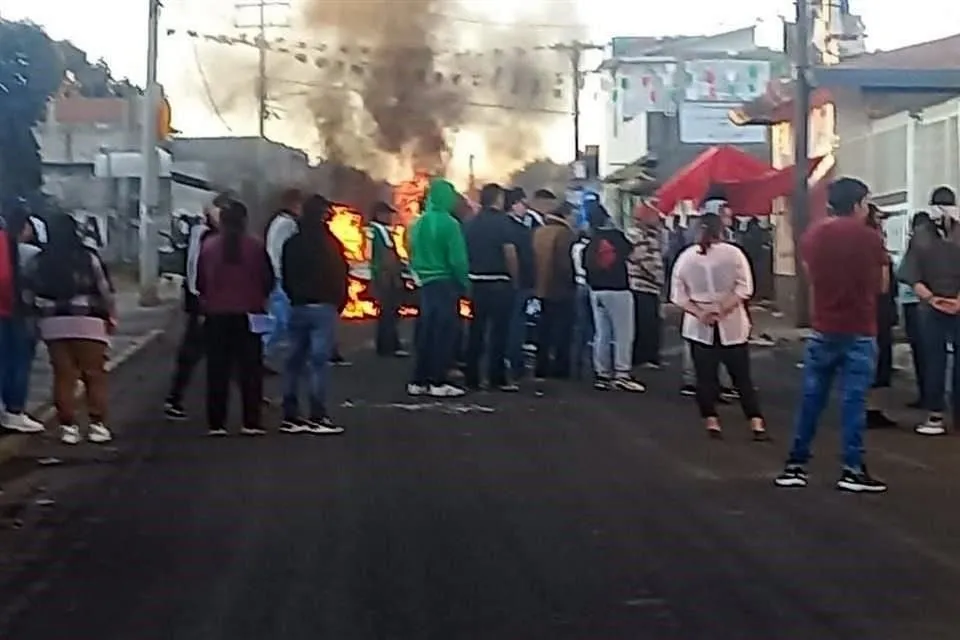 Linchan y calcinan a cuatro presuntos extorsionadores en Almoloya de Juárez; detienen a 16