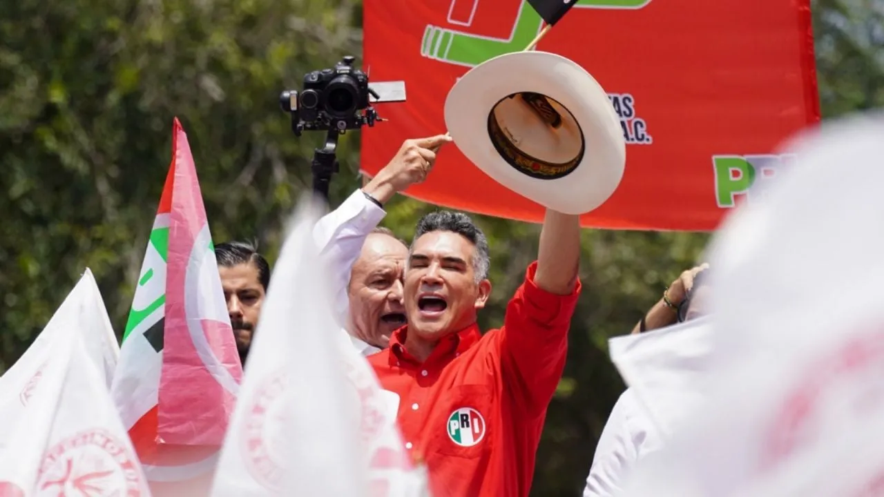 Alejandro “Alito” Moreno marcha con simpatizantes tras gresca con Fernández Noroña