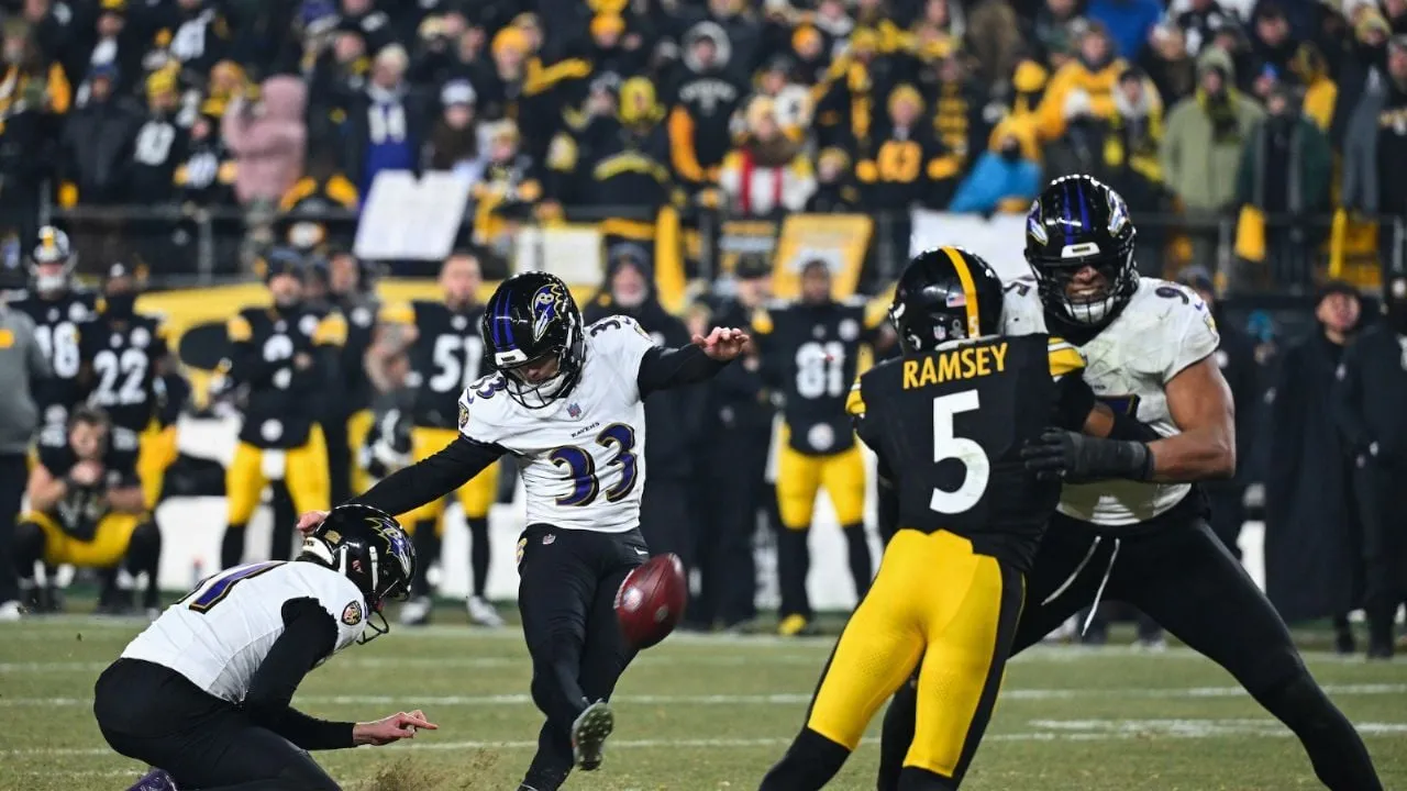 Rodgers y Steelers ganan la AFC Norte al vencer 26-24 a Ravens tras falla de Loop
