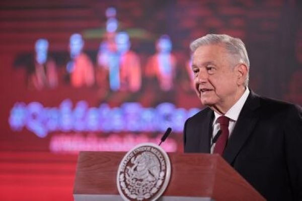 AMLO: Primero personal médico y maestros.