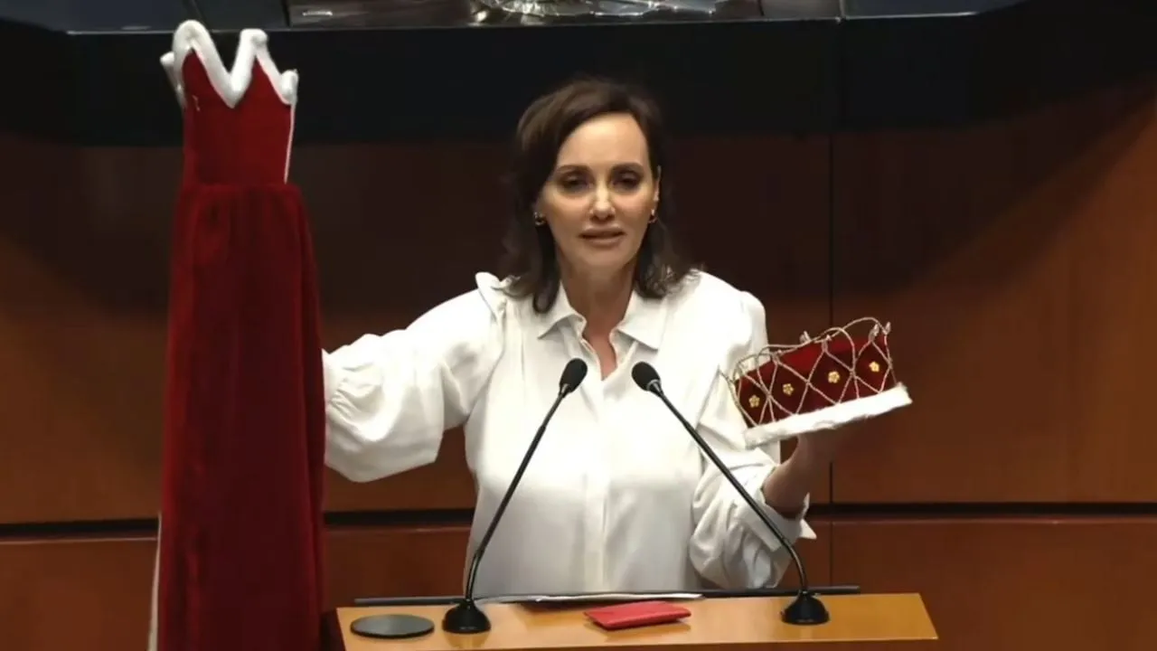 Lilly Téllez regala corona, capa y cetro al “reyezuelo” Fernández Noroña (Video)