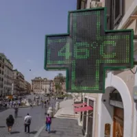 La ciencia explica cuándo una camiseta negra puede dar menos calor que una blanca