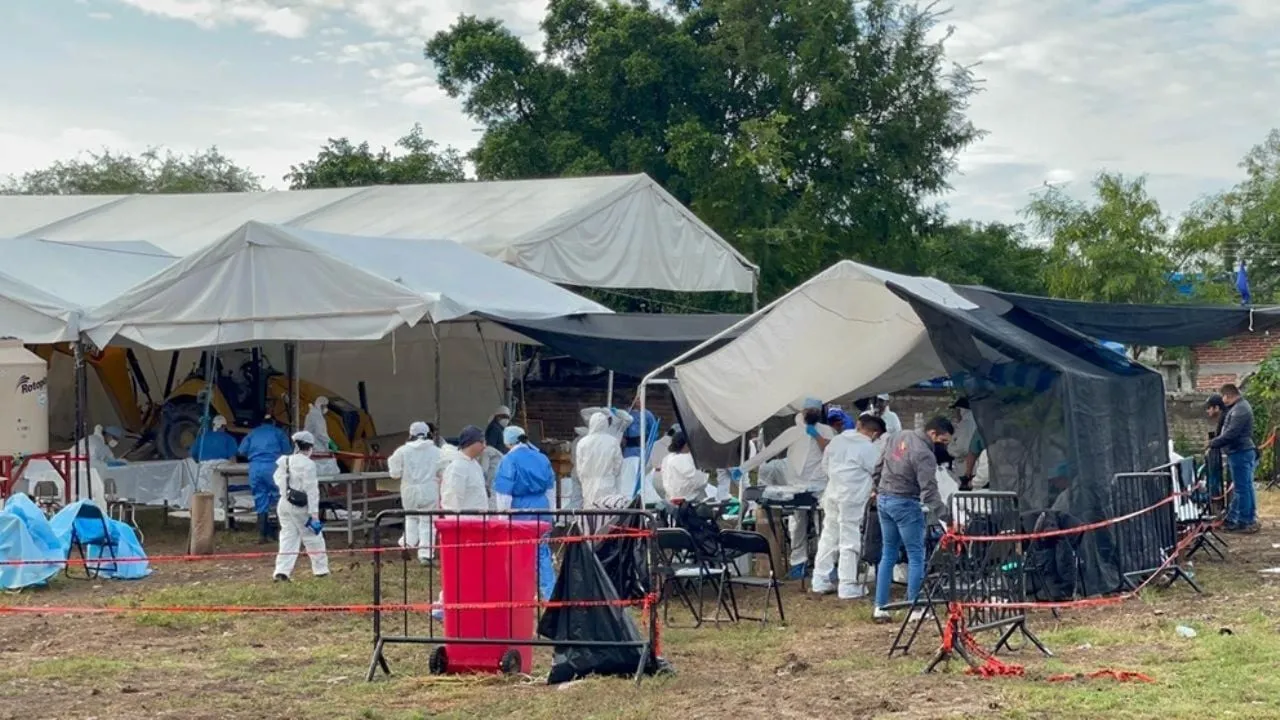 Recuperan 60 cuerpos en fosas de Jojutla, 10 son de bebés; suspenden trabajos por huracán Erick