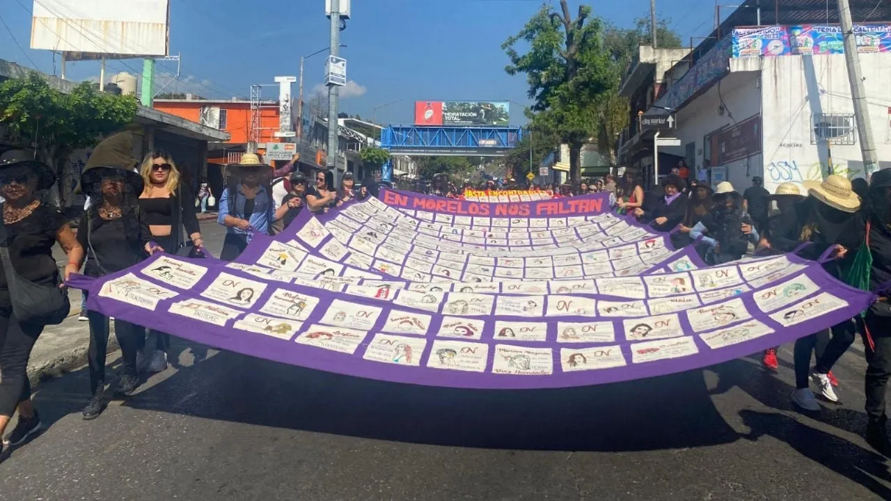 Exigen justicia por feminicidios en Morelos con mural y marchas en el 25N
