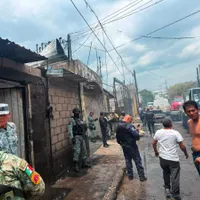 Explosión sorprende a bomberos dentro de restaurante en la Roma Norte; hay 10 heridos