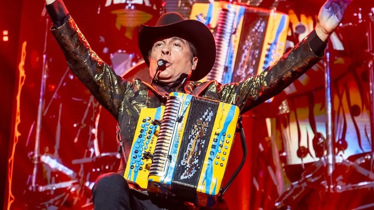 Vocalista de Los Tigres del Norte sufre caída en pleno concierto (Video)