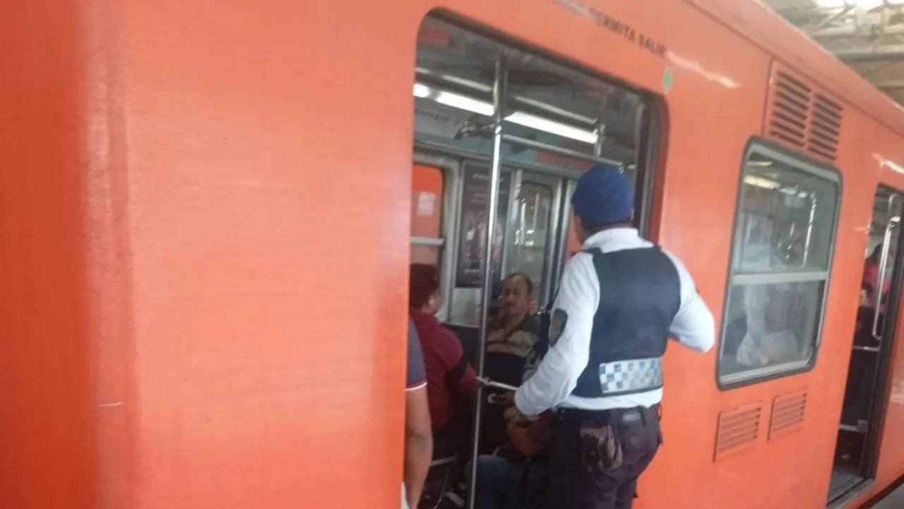 Mujer rocía gas pimienta en vagón del Metro por no alcanzar lugar para sentarse (Video)