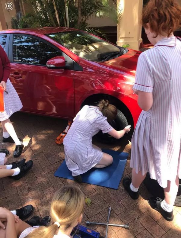En Australia las niñas aprenden mantenimiento vehicular
