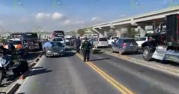 Invade carril confinado y atropella a peatón 