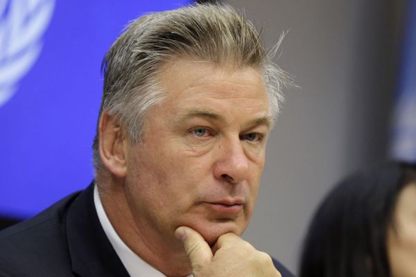 Alec Baldwin dispara arma de utilería y mata por accidente a una mujer.