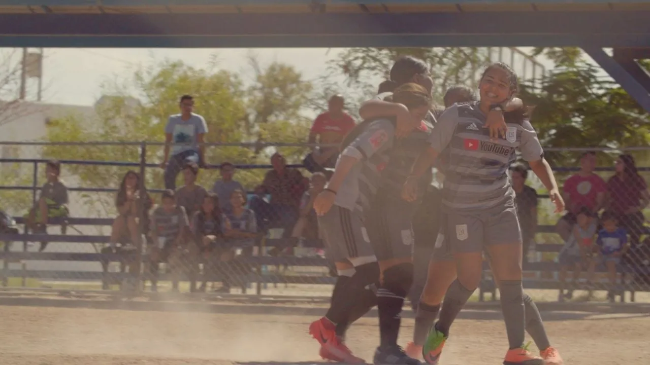 Futbol de jovencitas y su entrenador en un barrio violento de Mexicali, en documental