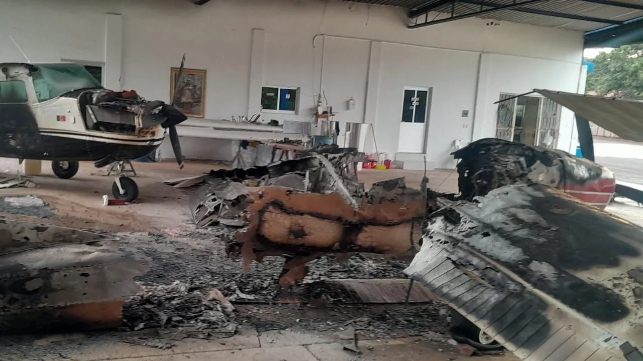 Incendian avioneta en autopista privada de Parácuaro; FGE presume presunto ataque directo del CJNG