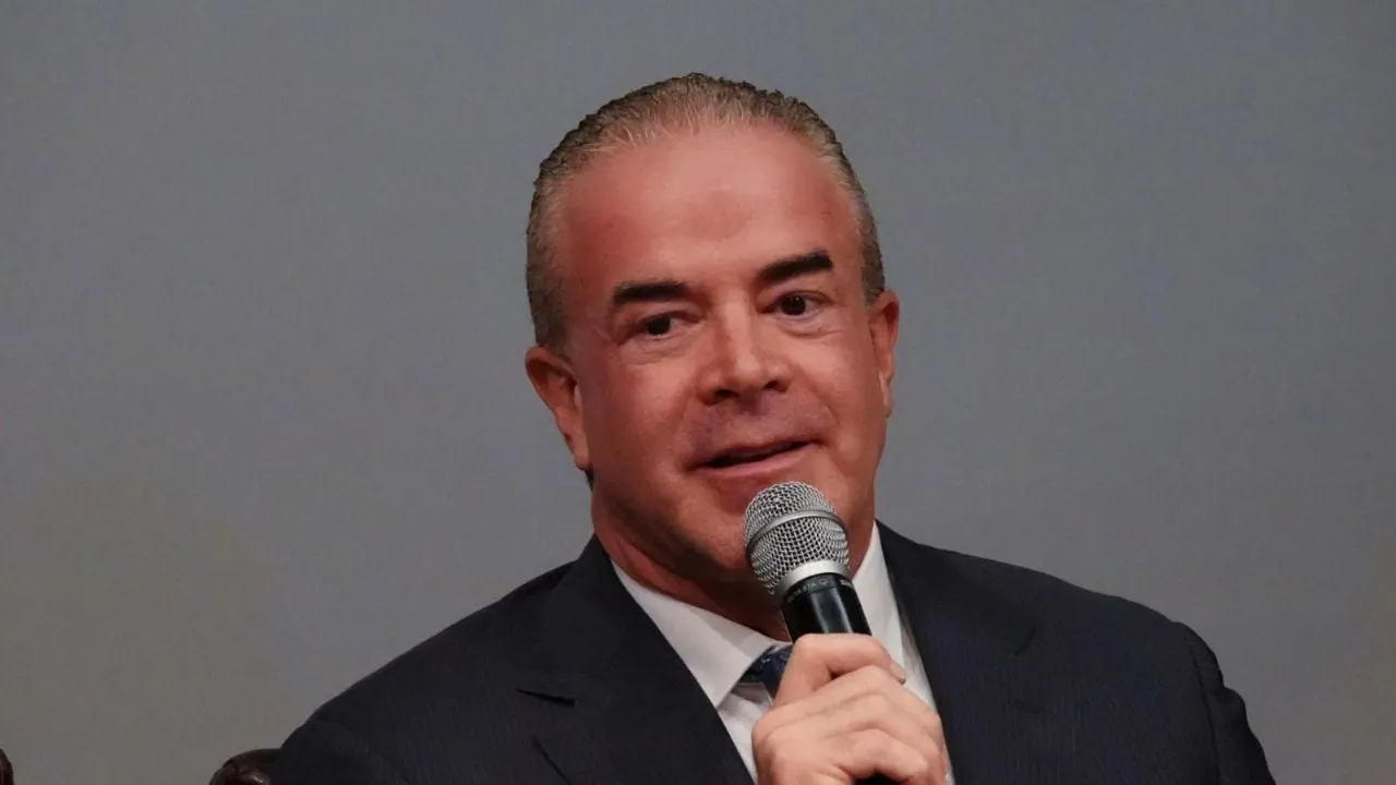 Miss Universo sale de México en medio de investigación por huachicol contra Raúl Rocha