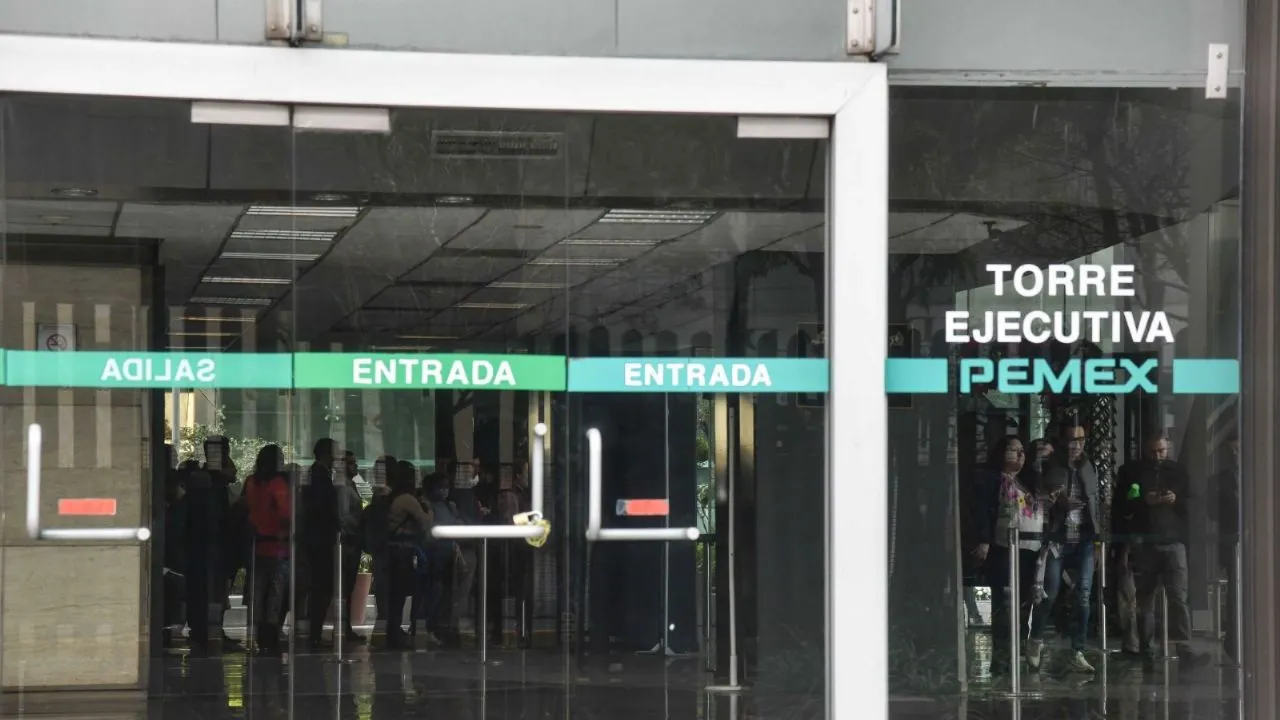 Pemex extrema austeridad: ordenan a trabajadores racionar luz, agua, papelería...
