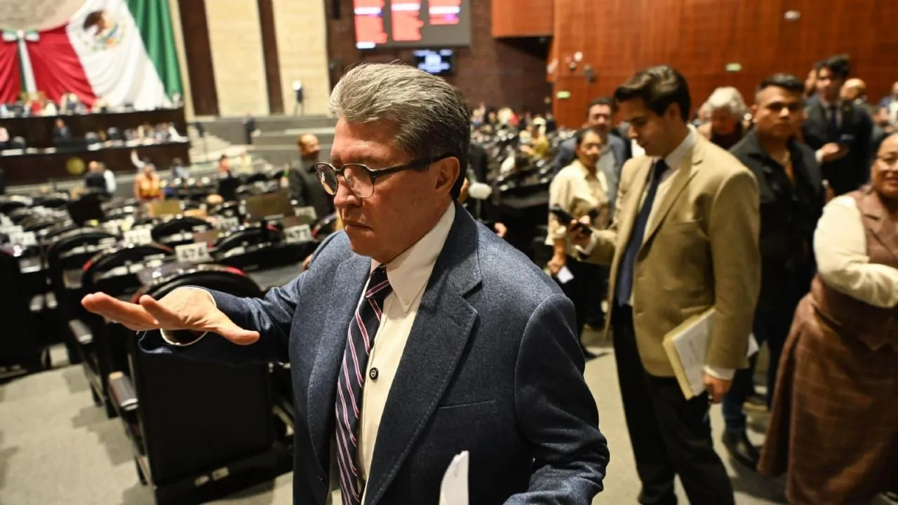 Aprueban en fast track la ley para cancelar suscripciones; Monreal alega estar en buró de crédito