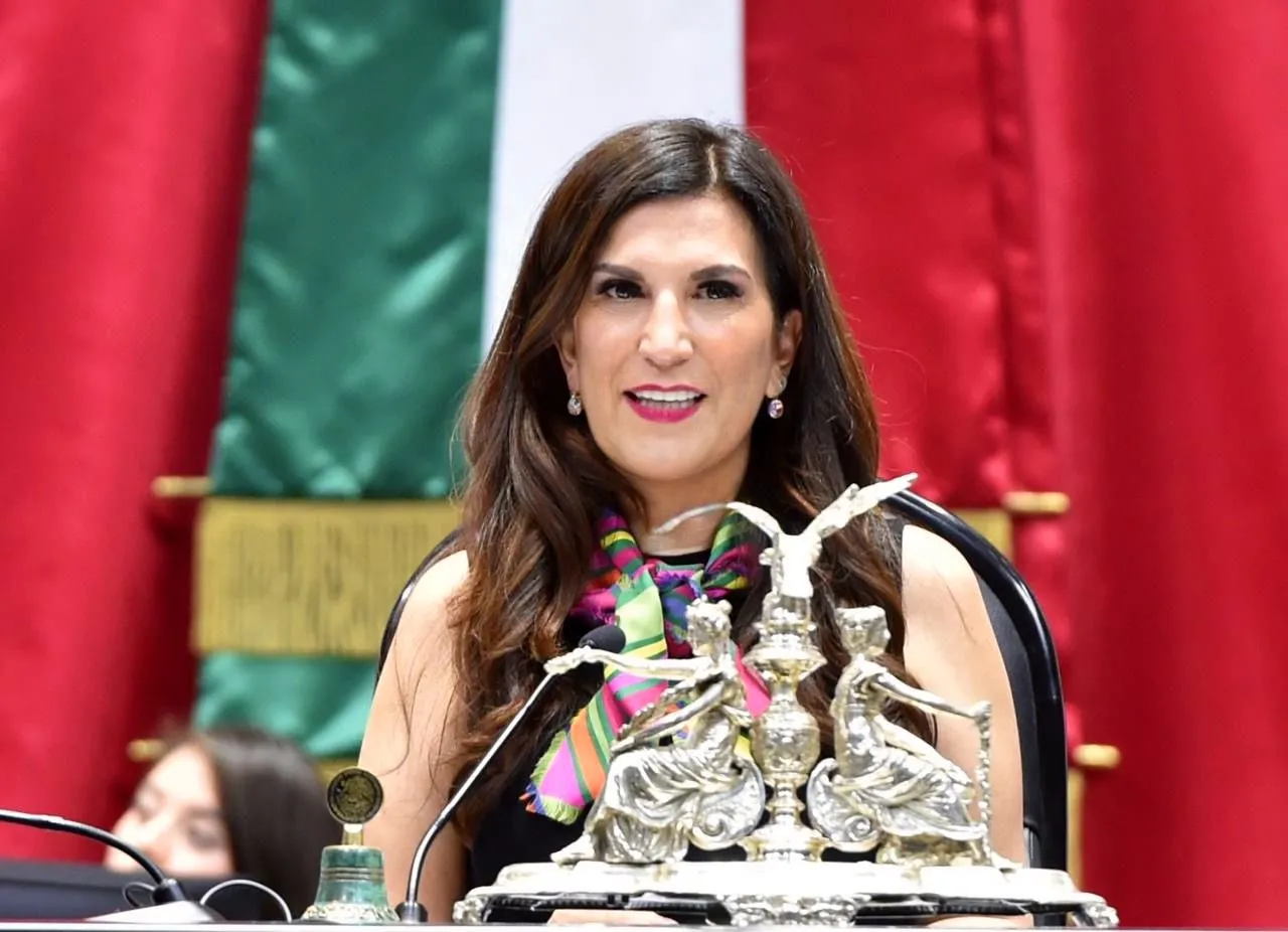 Kenia López Rabadán, diputada panista, busca cambiar el nombre oficial de México (Video)